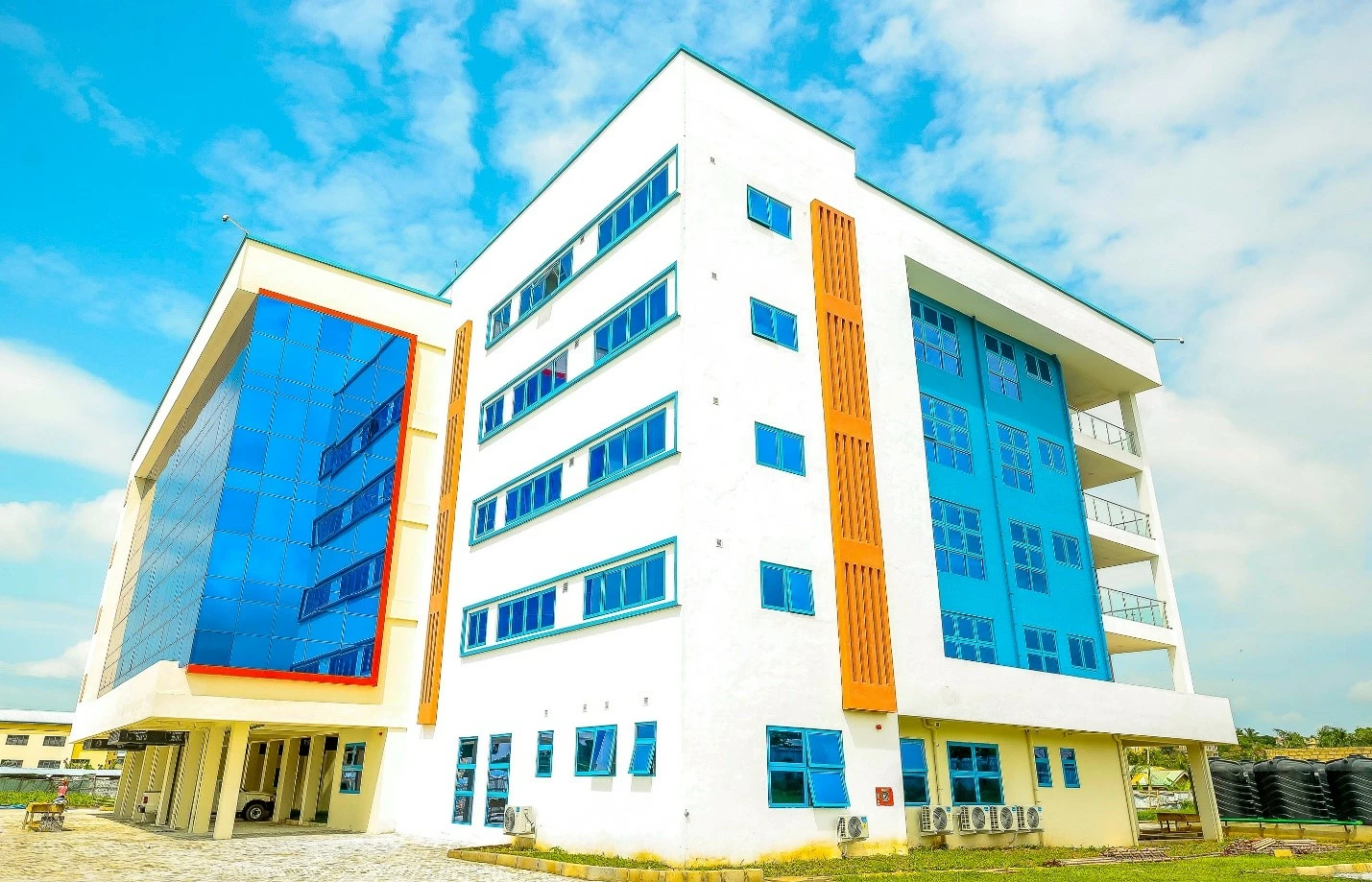 Vice-Chancellor Opens Office Building for Academic Senior Members