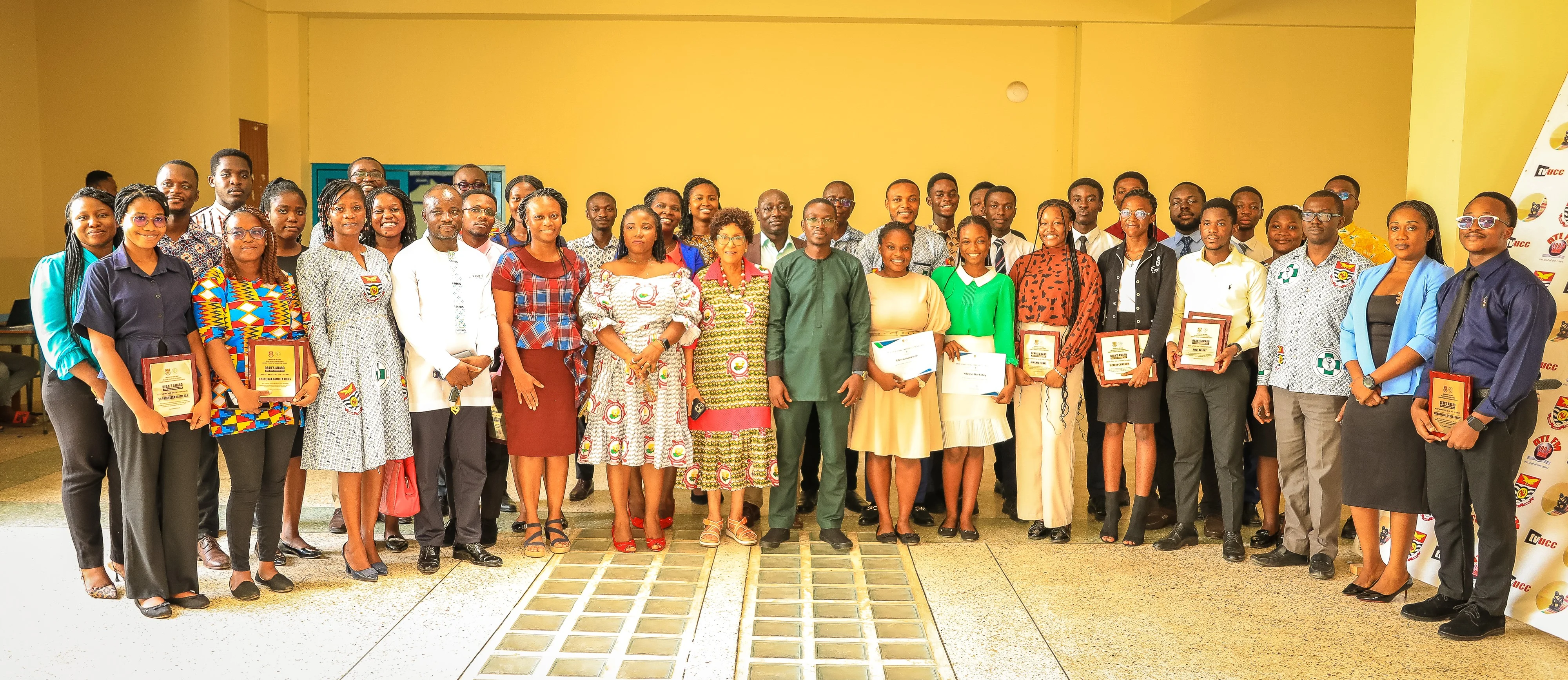 30 Pharmacy Students Pick up Dean's Award